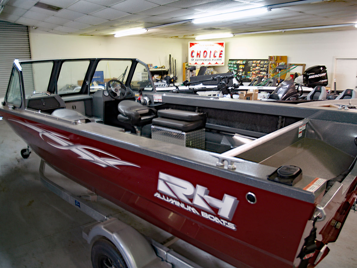 RH Aluminum SH Sport 18 with a Yamaha 150HP I-4 Four Stroke RH Aluminum SH Sport 18
