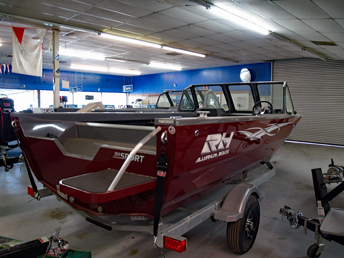 RH Aluminum SH Sport 18 with a Yamaha 150HP I-4 Four Stroke RH Aluminum SH Sport 18